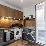 Modern Apt-Contractors Families-Superstore Nearby
