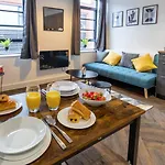 Modern Apt-Contractors Families-Superstore Nearby