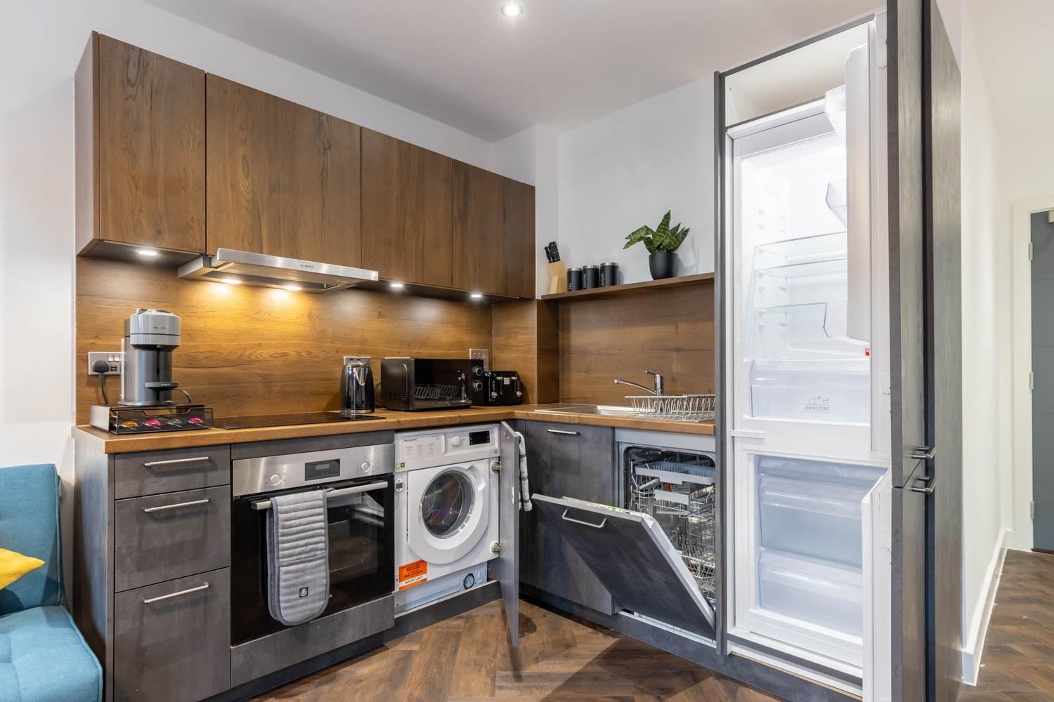Modern Apt-contractors Families-superstore Nearby Apartment